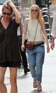 Dakota Fanning feet photo thumbnail