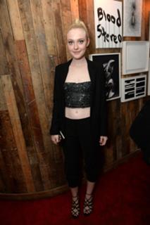 Dakota Fanning feet photo thumbnail