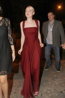 Dakota Fanning feet photo thumbnail