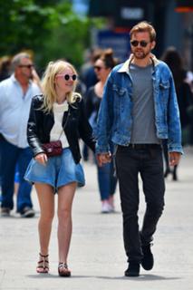 Dakota Fanning feet photo thumbnail