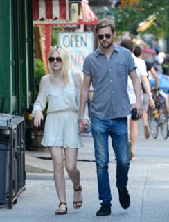 Dakota Fanning feet photo thumbnail