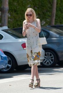 Dakota Fanning feet photo thumbnail
