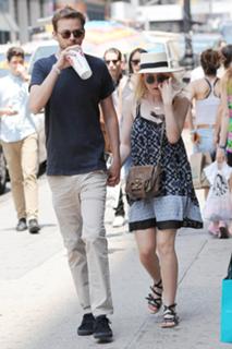 Dakota Fanning feet photo thumbnail