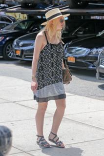Dakota Fanning feet photo thumbnail