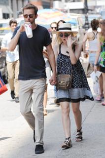 Dakota Fanning feet photo thumbnail