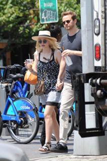Dakota Fanning feet photo thumbnail
