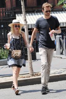 Dakota Fanning feet photo thumbnail