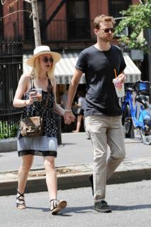 Dakota Fanning feet photo thumbnail