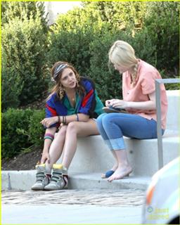 Dakota Fanning feet photo thumbnail