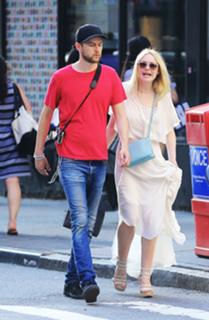 Dakota Fanning feet photo thumbnail