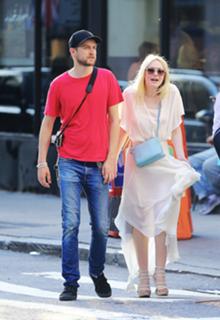 Dakota Fanning feet photo thumbnail