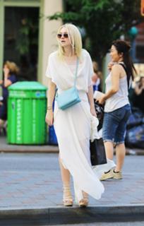 Dakota Fanning feet photo thumbnail