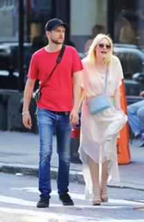 Dakota Fanning feet photo thumbnail
