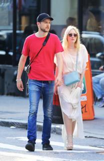 Dakota Fanning feet photo thumbnail