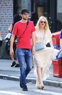 Dakota Fanning feet photo thumbnail