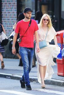 Dakota Fanning feet photo thumbnail