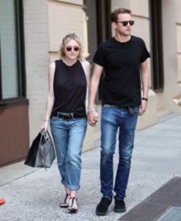 Dakota Fanning feet photo thumbnail