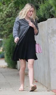 Dakota Fanning feet photo thumbnail
