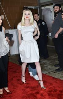 Dakota Fanning feet photo thumbnail