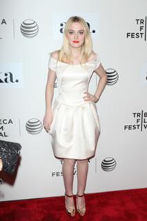 Dakota Fanning feet photo thumbnail
