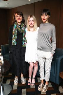 Dakota Fanning feet photo thumbnail