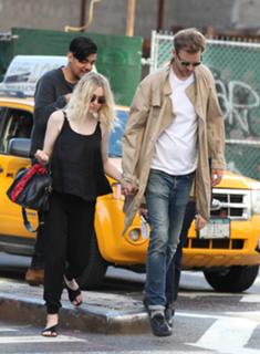 Dakota Fanning feet photo thumbnail