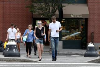 Dakota Fanning feet photo thumbnail