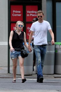Dakota Fanning feet photo thumbnail
