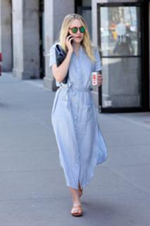 Dakota Fanning feet photo thumbnail