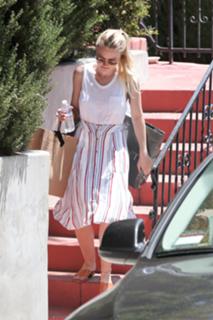 Dakota Fanning feet photo thumbnail