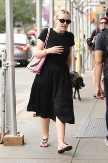 Dakota Fanning feet photo thumbnail