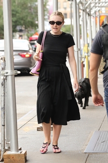 Dakota Fanning feet photo thumbnail