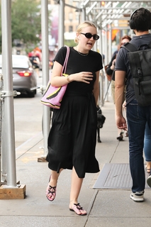 Dakota Fanning feet photo thumbnail