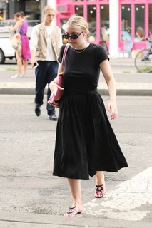 Dakota Fanning feet photo thumbnail
