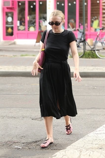Dakota Fanning feet photo thumbnail