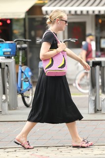 Dakota Fanning feet photo thumbnail
