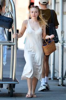 Dakota Fanning feet photo thumbnail
