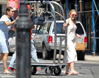 Dakota Fanning feet photo thumbnail