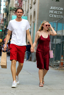 Dakota Fanning feet photo thumbnail