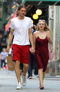 Dakota Fanning feet photo thumbnail