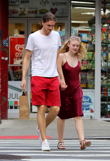 Dakota Fanning feet photo thumbnail