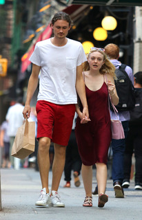 Dakota Fanning feet photo thumbnail