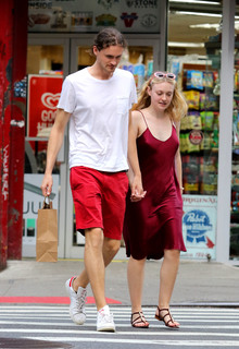 Dakota Fanning feet photo thumbnail