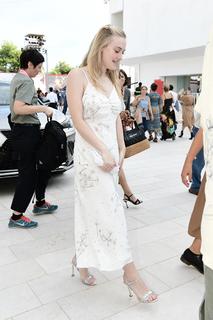 Dakota Fanning feet photo thumbnail