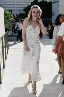 Dakota Fanning feet photo thumbnail