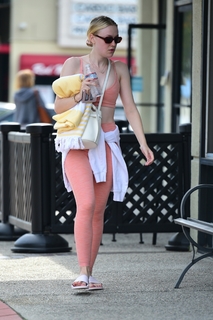 Dakota Fanning feet photo thumbnail
