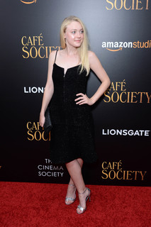 Dakota Fanning feet photo thumbnail
