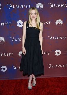Dakota Fanning feet photo thumbnail