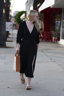 Dakota Fanning feet photo thumbnail
