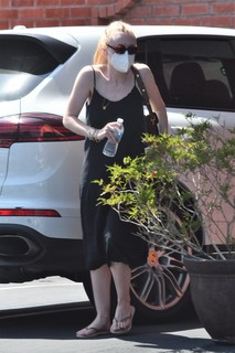 Dakota Fanning feet photo thumbnail